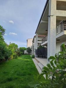 PantelimonにあるCasa verde 1の緑の庭が隣接する大きな建物