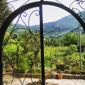 una puerta de hierro con vistas a la montaña en Agriturismo Mare e Monti, en Tramonti