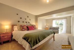 una camera da letto con un letto, una sedia e una finestra di Townhome in Northern Virginia, Close to DC, Pets Okay, Fenced Yard, Fast a Sterling