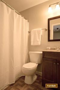 Ванна кімната в Townhome in Northern Virginia, Close to DC, Pets Okay, Fenced Yard, Fast