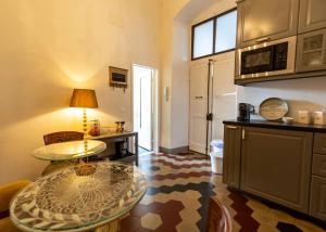 a living room with a table and a kitchen at Casa Giangarè in Sarzana