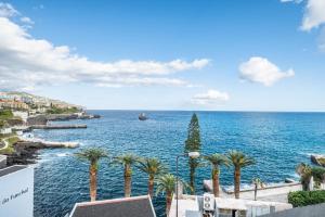 Ilhéu do GorgulhoにあるStudio Mar - By WeHostのヤシの木が植えられた大きな水の景色