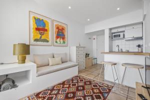 Ilhéu do GorgulhoにあるStudio Mar - By WeHostのソファとキッチンのあるリビングルーム