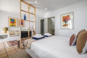 Ilhéu do GorgulhoにあるStudio Mar - By WeHostのベッドとリビングルームのある寝室