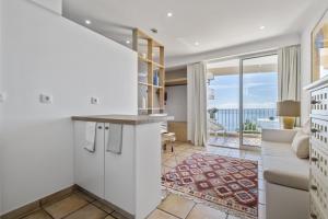 Ilhéu do GorgulhoにあるStudio Mar - By WeHostのキッチン、海の景色を望むリビングルーム +14枚の写真