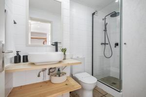 Ilhéu do GorgulhoにあるStudio Mar - By WeHostのシャワー、洗面台、トイレ付きのバスルーム