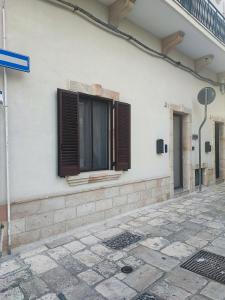 een raam aan de zijkant van een gebouw bij Loft Porta Sud Civ.33 in Brindisi