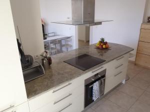 Kuchyň nebo kuchyňský kout v ubytování Appartement Les Alizés