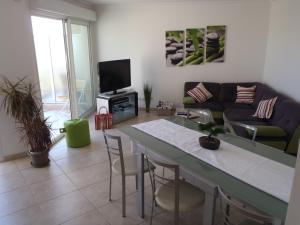 TV a/nebo společenská místnost v ubytování Appartement Les Alizés