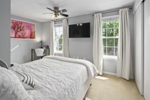 um quarto com uma cama e uma ventoinha de tecto em Townhome in No VA, Family Community, Pet Friendly, Fast WiFi em Sterling