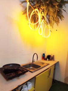 a kitchen with a sink and a frying pan on a counter at Nueva Propiedad-Hermoso Duplex Disponible in Santa Cruz de la Sierra