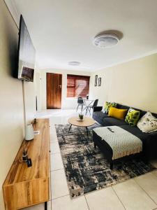 sala de estar con sofá y mesa en Luba Suite en Durban