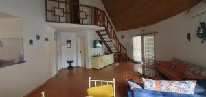 uma sala de estar com um sofá e uma escada em Villa bord de mer avec piscine em Sali Tapé