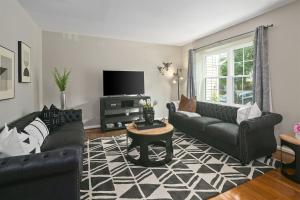 Seating area sa 4BR Townhome, Close to Shops & Restaurants, 40 Mins to DC