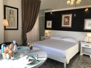 Habitación de hotel con cama y mesa en B&B dai Mimmi, en Gravina in Puglia