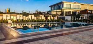 un hôtel avec une piscine devant un immeuble dans l'établissement Dedeman Van Resort & Aquapark, à Van