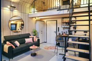 Svätý AntonPiccolo Paradiso的客厅设有绿色沙发和螺旋楼梯