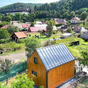 una piccola casa con tetto solare in una città di Piccolo Paradiso a Svätý Anton