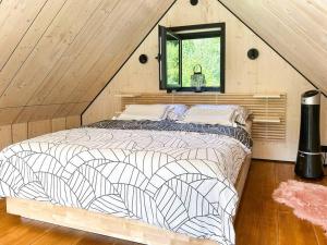 una camera da letto con un grande letto in mansarda di Piccolo Paradiso a Svätý Anton