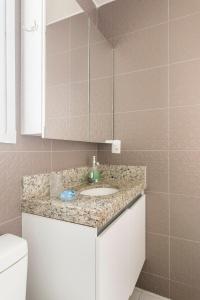 ein Badezimmer mit Waschbecken und Toilette in der Unterkunft Apartamento moderno, equipado e confortável in Porto De Galinhas