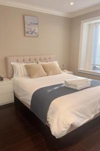 Een bed of bedden in een kamer bij Near Skytrain Private Bedroom Ensuite BathRM, Free Wifi & Coffee, Cozy