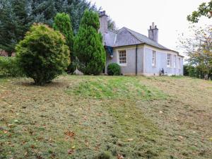 een huis op een heuvel met een tuin bij North Lodge in Forfar