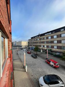 una calle con coches aparcados en un estacionamiento en Polar apartment, en Rovaniemi