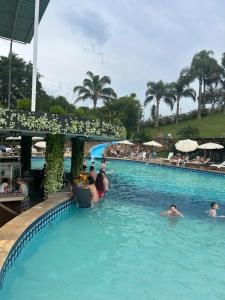 בריכת השחייה שנמצאת ב-Capivari Ecoresort Residence או באזור