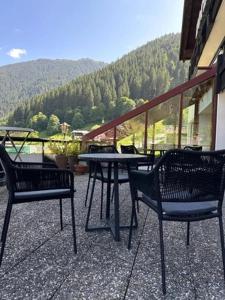 Vista generica sulle montagne o vista sulle montagne dall'interno dell'hotel