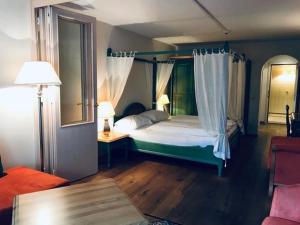 Hotel Daneu Gaschurn في غاسشرن: غرفة نوم بسرير مع مظلة
