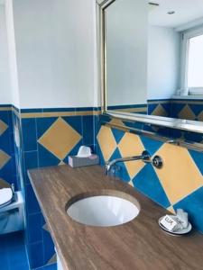 ガシュルンにあるHotel Daneu Gaschurnのバスルーム(洗面台、鏡付)