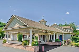 een gebouw met een bord ervoor bij Travelodge by Wyndham Red Wing in Red Wing