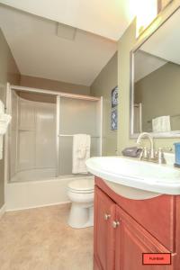uma casa de banho com um lavatório branco e um WC. em NEW! 3-story Townhome - Private, Self checkin, Quiet. em Sterling