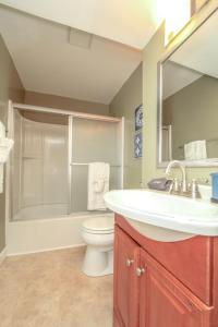 un bagno con un lavandino bianco e un water di NEW! 3-story Townhome - Private, Self checkin, Quiet. a Sterling Altre 20 foto
