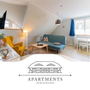 een woonkamer met een blauwe bank en een tafel bij ~ Apartments zum Schloss ~ Traumhafte Ferienwohnungen auf Usedom in Mellenthin