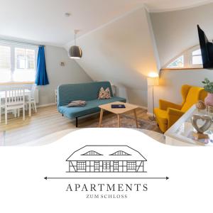 - un salon avec un canapé bleu et une table dans l'établissement ~ Apartments zum Schloss ~ Traumhafte Ferienwohnungen auf Usedom, à Mellenthin