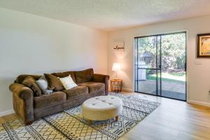 Ruang duduk di Lovely Medford Home with Patio, Fire Pit and Gas Grill