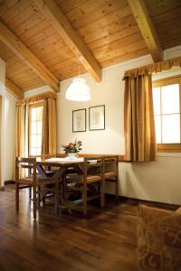 Gallery image of Holidays Dolomiti Apartment Resort in Carisolo
