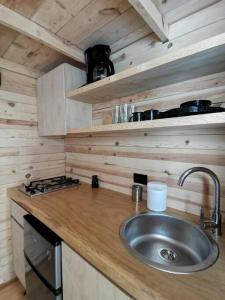 um balcão de cozinha com um lavatório e um fogão em Bosques del Cielo em Los Lirios