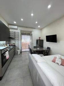 1 dormitorio con 1 cama blanca grande y cocina en Mery's dream, en Nápoles