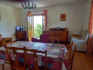 - une salle à manger avec une table, des chaises et un canapé dans l'établissement Casa montagna-Parco Maiella-Abruzzo, à Roccamorice