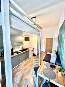 een loft-appartement met een eettafel en een keuken bij Pokoje Gościnne Wiślna in Krakau