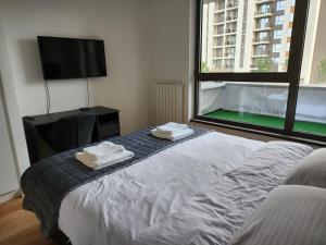 1 dormitorio con 1 cama con 2 toallas en Ramonda - Belgrade Waterfront, en Belgrado