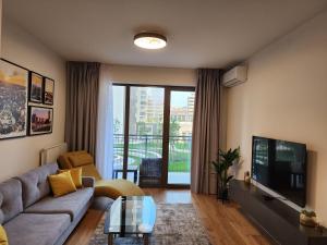 sala de estar con sofá y TV en Ramonda - Belgrade Waterfront, en Belgrado
