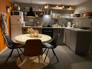 uma pequena cozinha com mesa e cadeiras em Bjørkli Lodge em Geilo