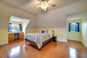 ConnellsvilleにあるInviting Connellsville Getaway with Deck!のベッドと天井扇風機のある寝室