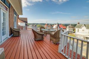 ConnellsvilleにあるInviting Connellsville Getaway with Deck!の家の上に椅子とテーブル付きのデッキ