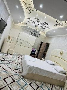 撒馬爾罕的住宿－Apartment BONUSHKA，一间带一张床铺的卧室,位于带天花板的房间内