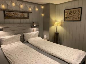 sypialnia z 2 łóżkami pojedynczymi i lampką w obiekcie Bjørkli Lodge w mieście Geilo