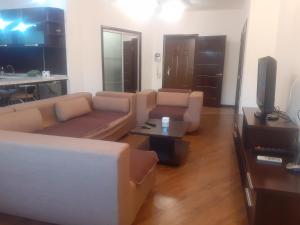 uma sala de estar com dois sofás e uma televisão em 2х комнатная квартира на меге em Almaty
